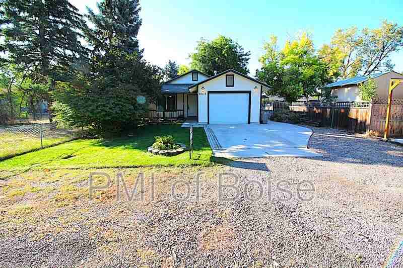 8013 W Queen St - Photo 2 of 17