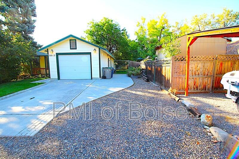 8013 W Queen St - Photo 3 of 17