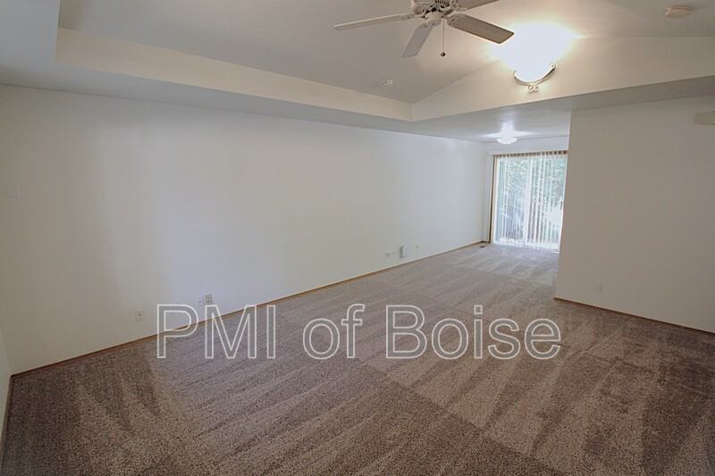 8013 W Queen St - Photo 4 of 17