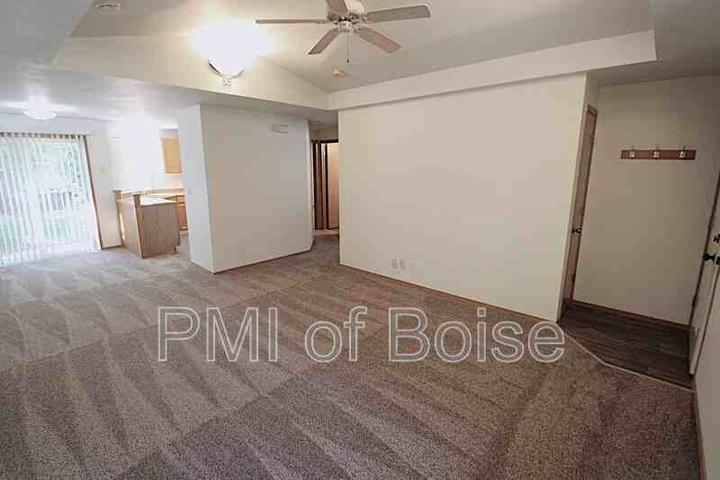 8013 W Queen St - Photo 5 of 17