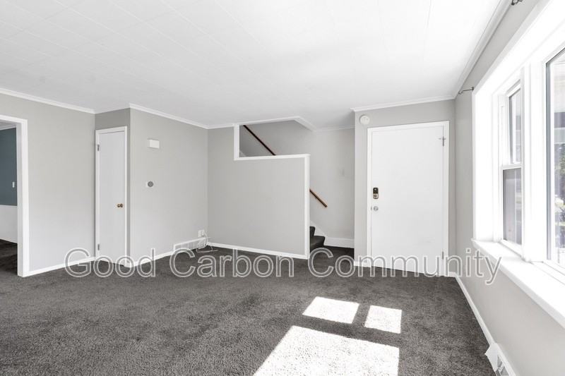 4470 Seneca St #LEFT - Photo 5 of 30
