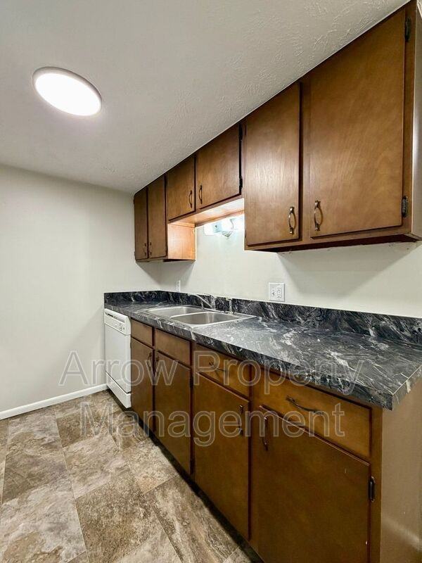2338 Lynn St - Photo 3 of 11