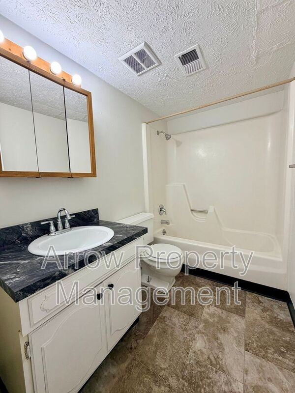 2338 Lynn St - Photo 7 of 11