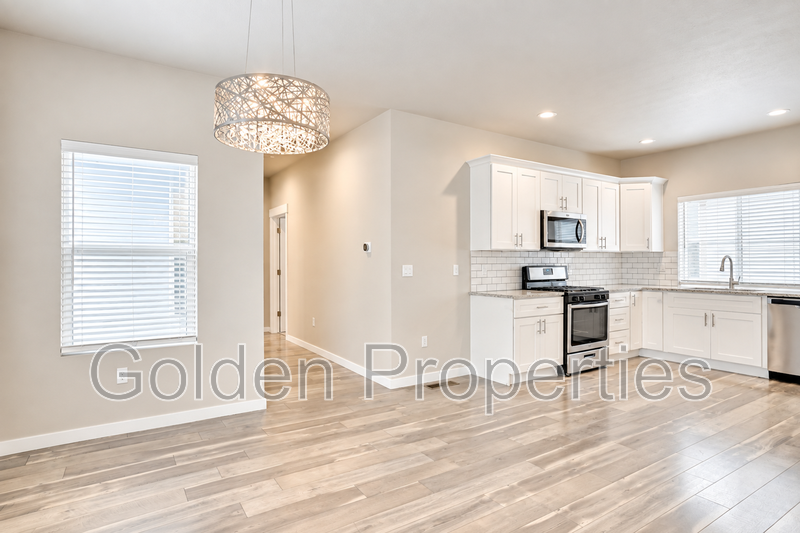 12153 W Moorfield Ave - Photo 2 of 15