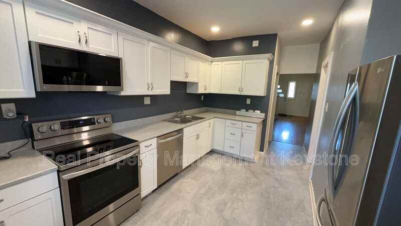 1122 Greenfield Ave - Photo 2 of 23