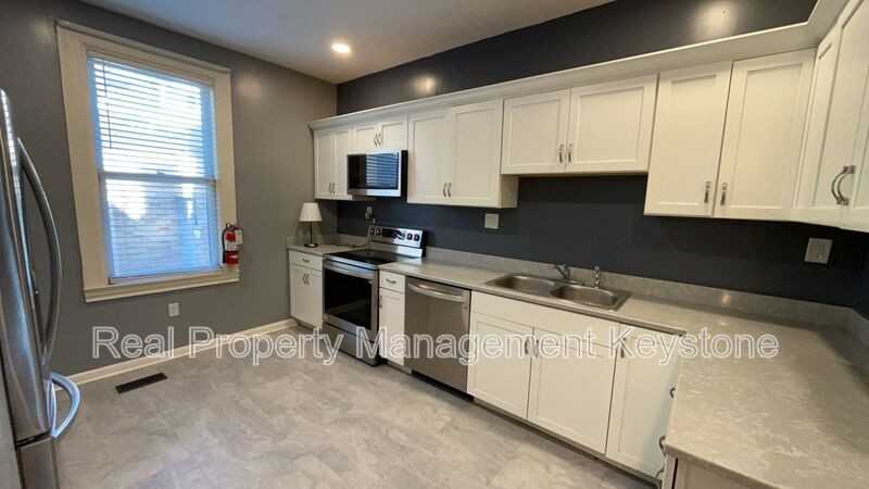 1122 Greenfield Ave - Photo 3 of 23