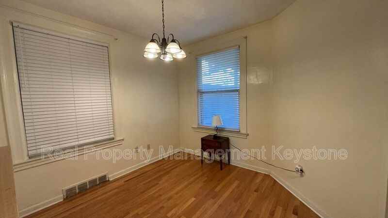 1122 Greenfield Ave - Photo 6 of 23