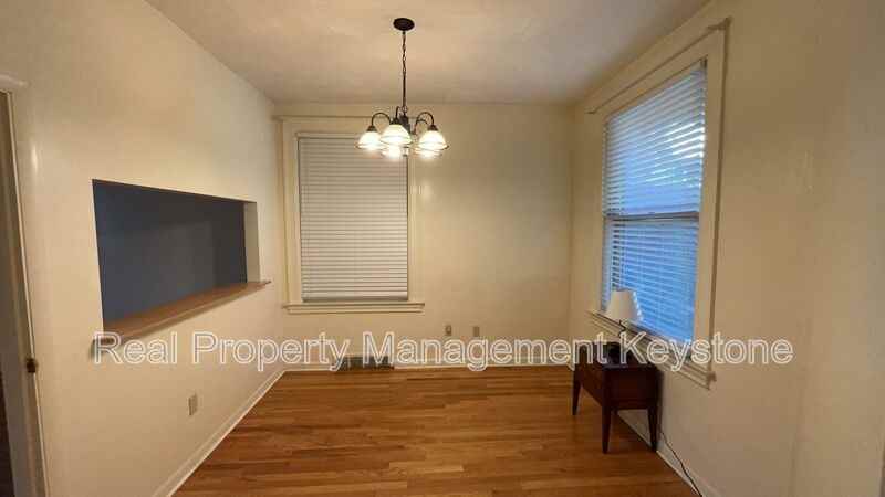 1122 Greenfield Ave - Photo 7 of 23