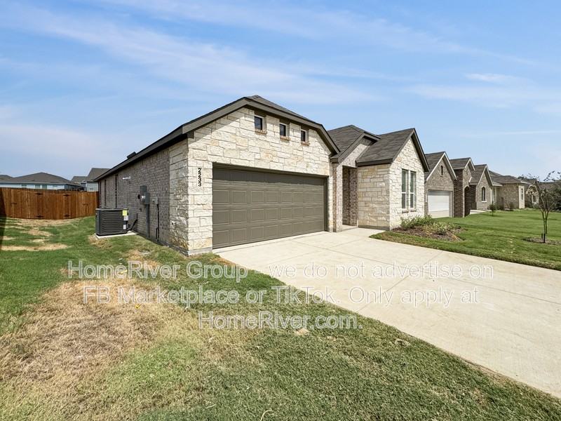 2233 Starstruck Ct - Photo 4 of 24