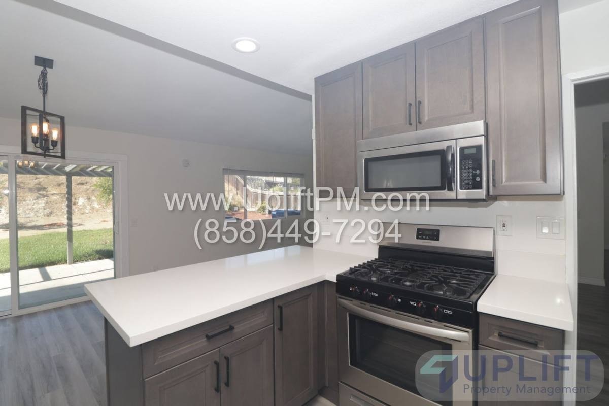 1529 Marjorie St - Photo 3 of 10
