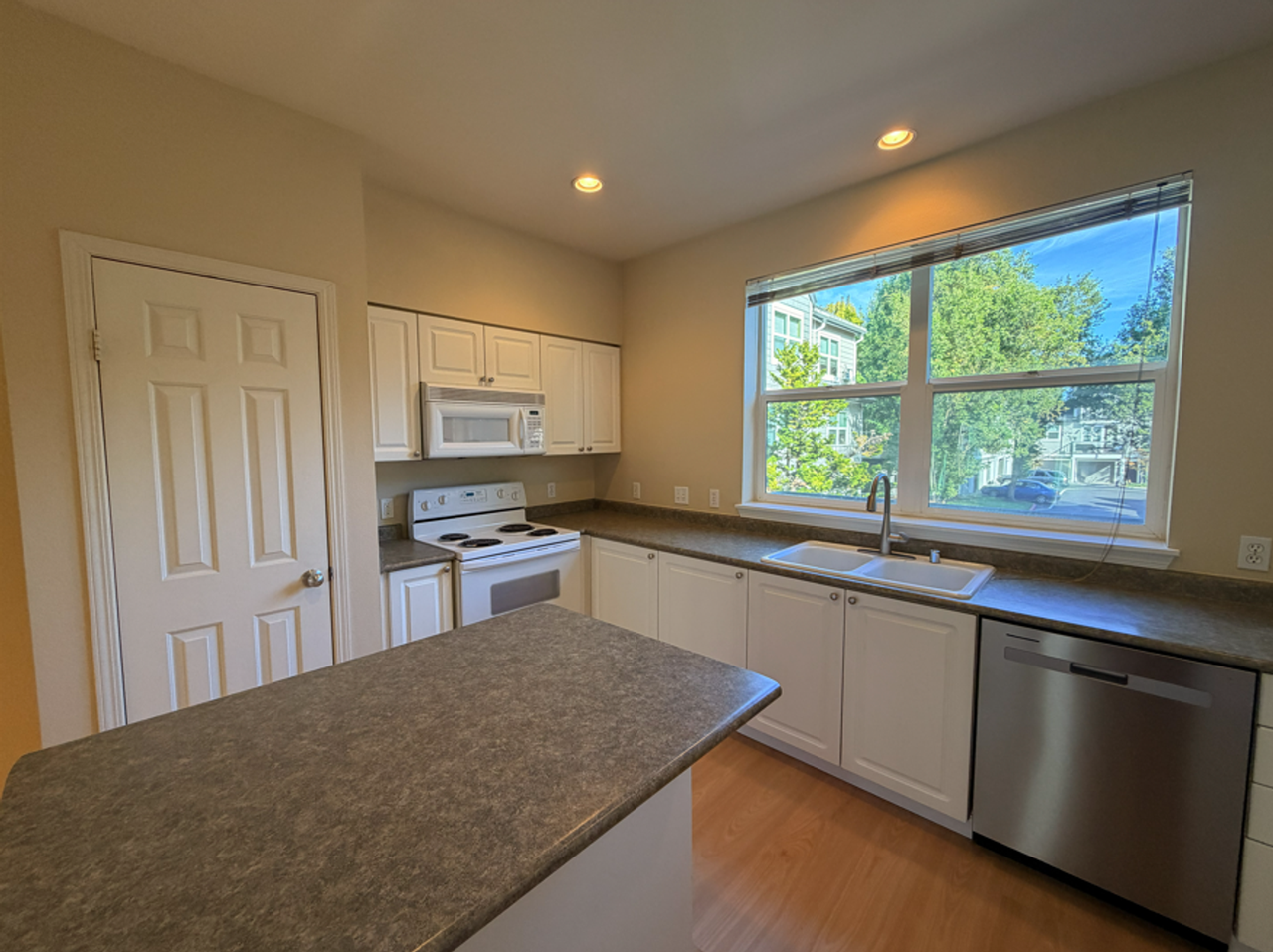 714 Se Fairwinds Loop - Photo 4 of 26