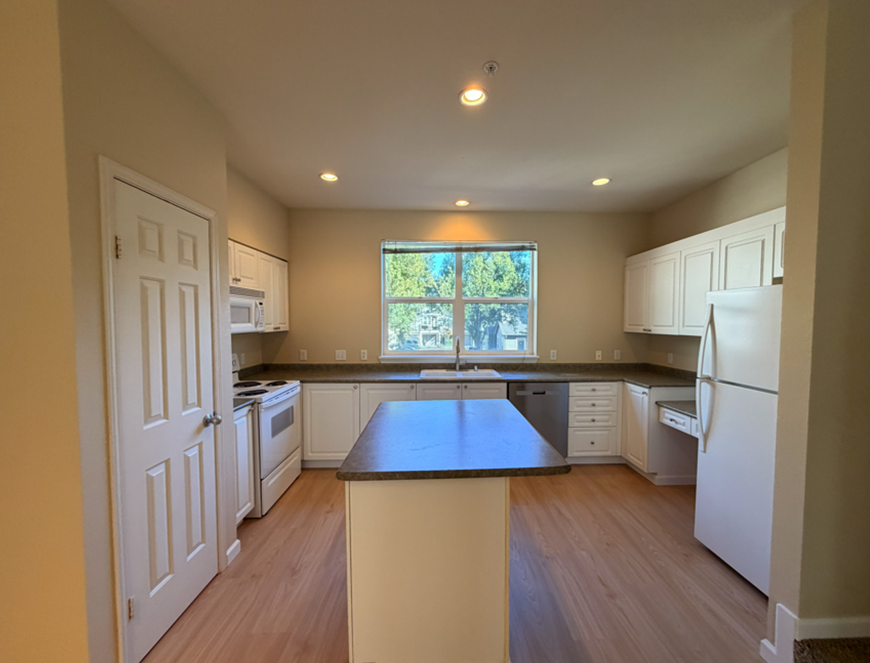 714 Se Fairwinds Loop - Photo 5 of 26