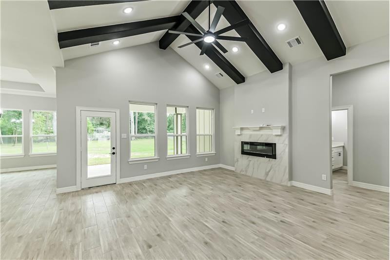 15998 Holly St - Photo 3 of 40
