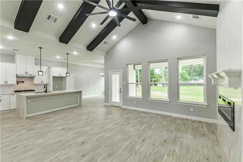 15998 Holly St - Photo 4 of 40