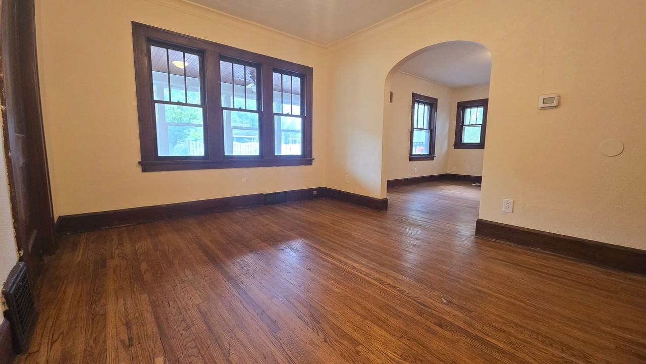619 Brown Ave - Photo 3 of 8