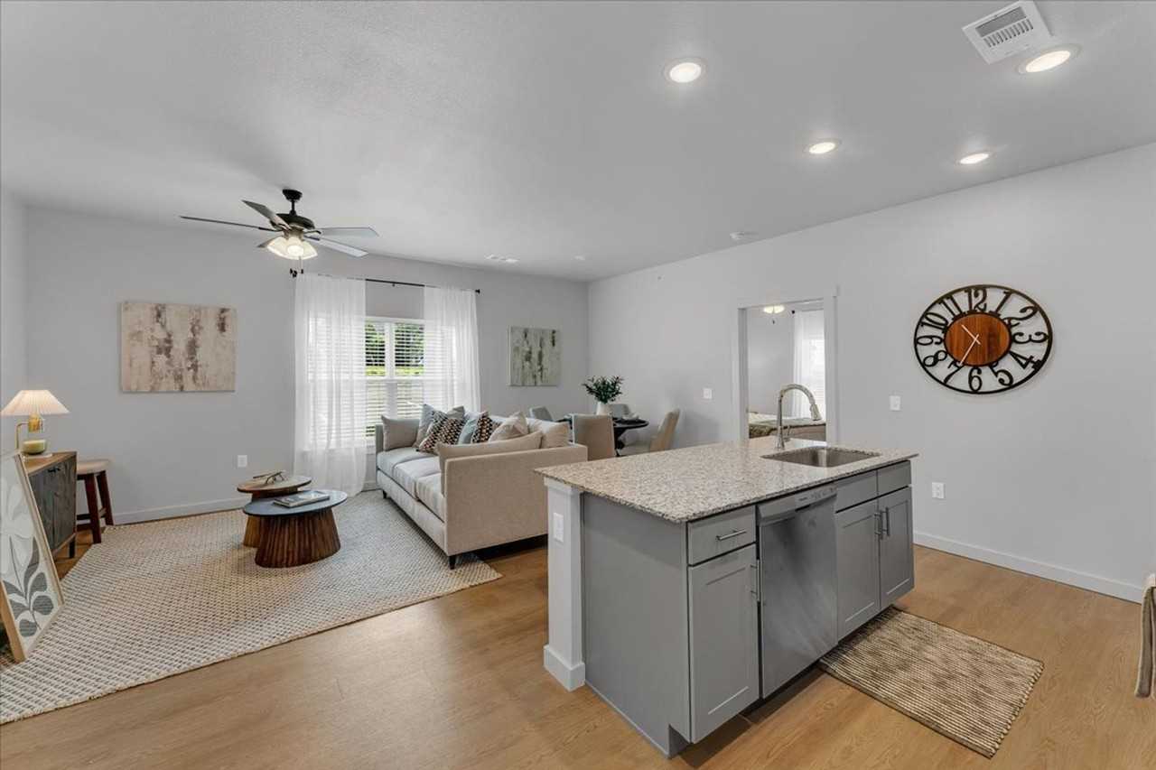 707 E Hunstville Road - Photo 5 of 25