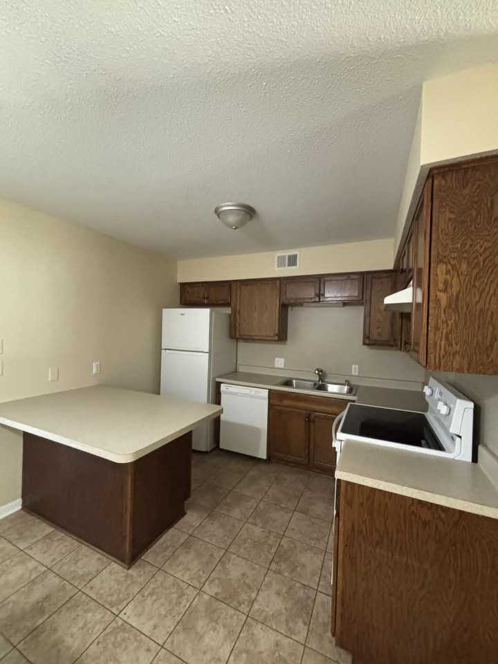602 E South St #12B - Photo 3 of 6
