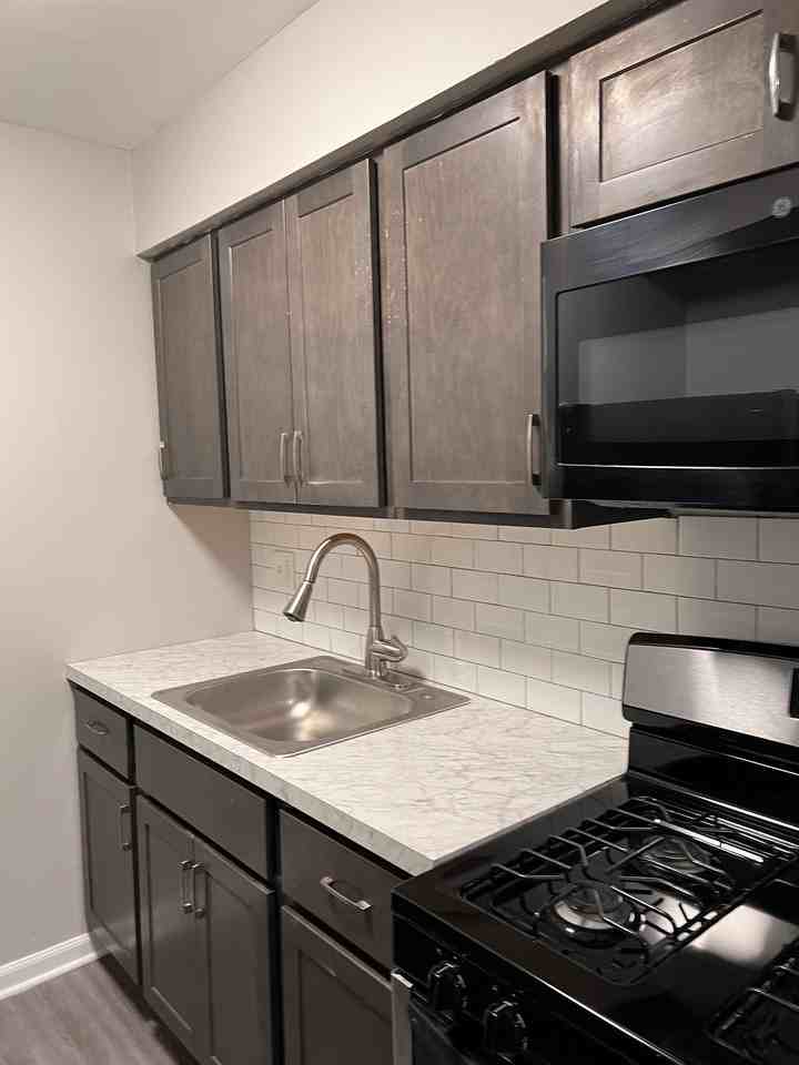 Weymouth Court Apartments - Photo 7 of 15