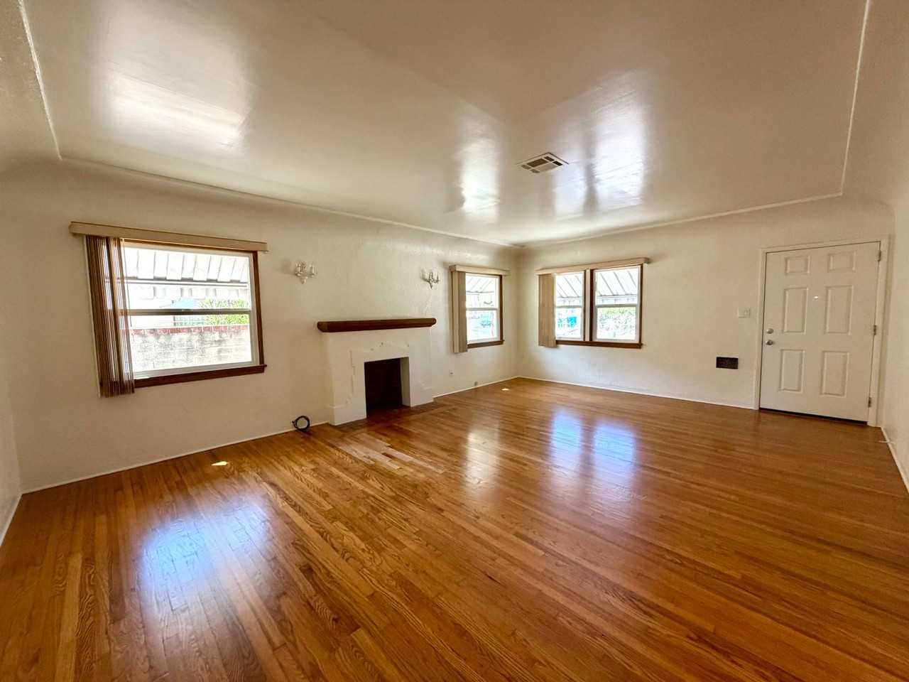 4511 52nd St - Photo 4 of 15