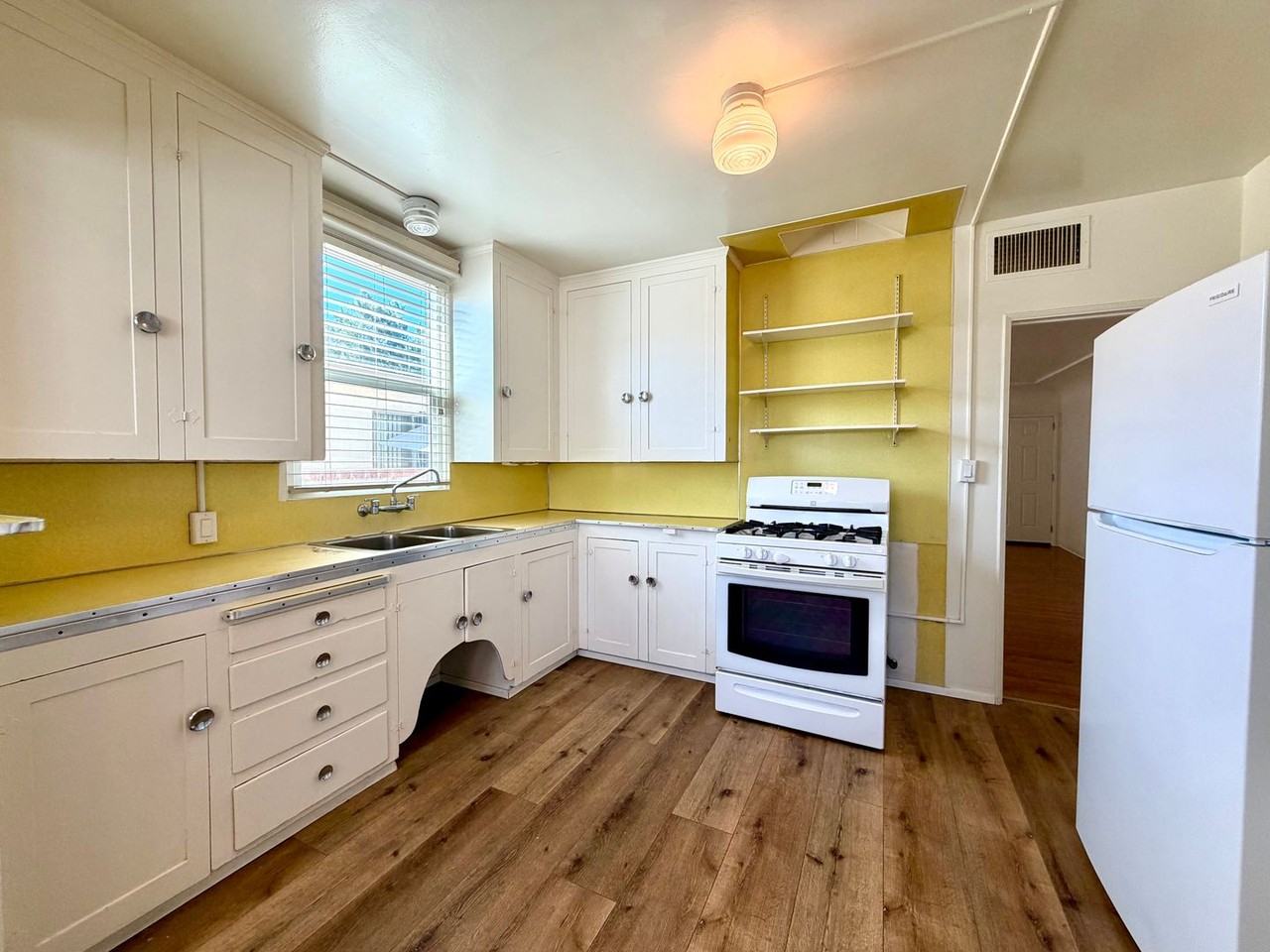 4511 52nd St - Photo 5 of 15