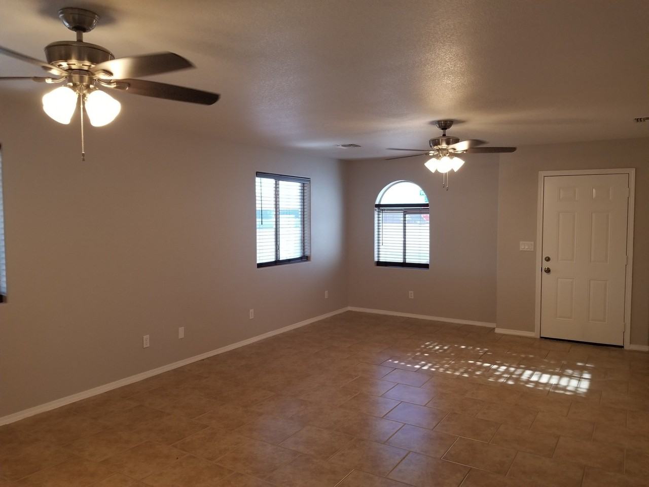 1608 E Valencia Rd - Photo 3 of 10