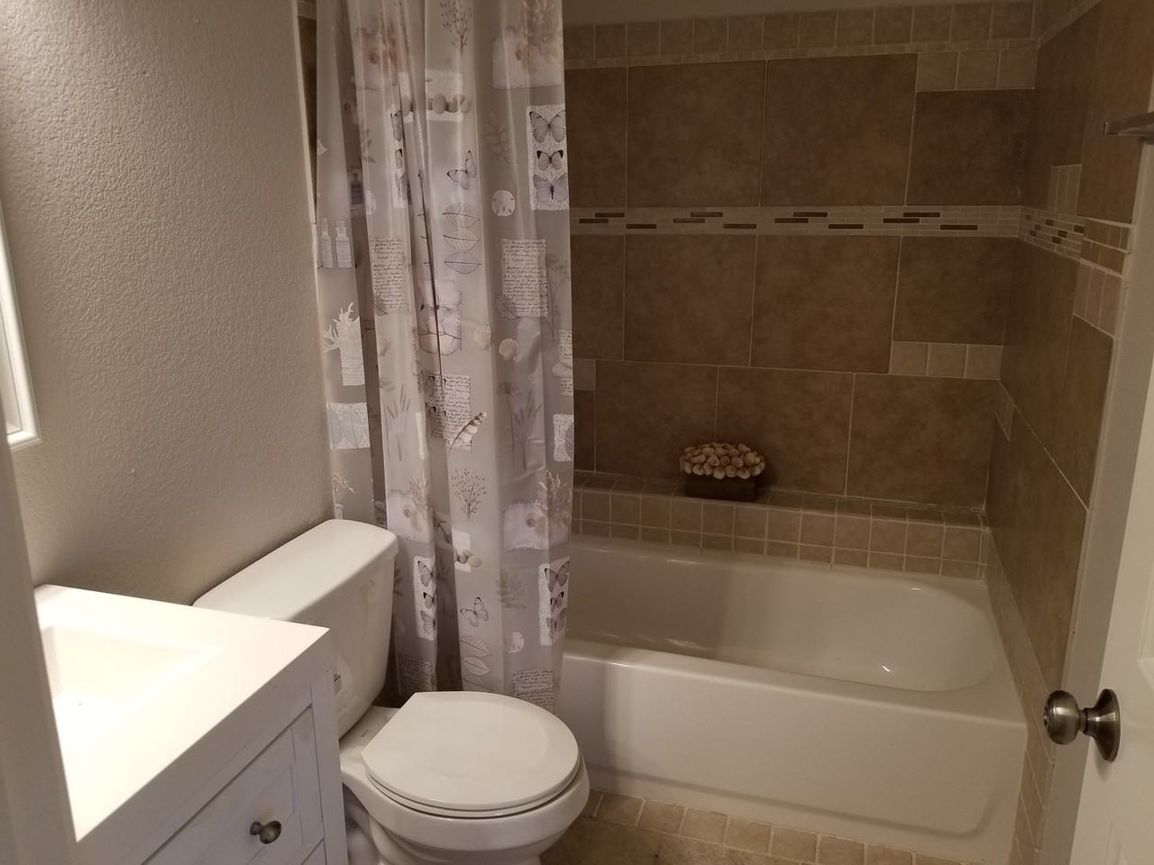 1608 E Valencia Rd - Photo 6 of 10