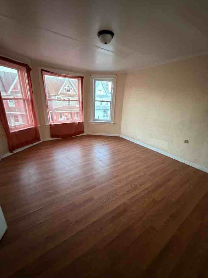 2526 Beale Ave - Photo 4 of 11