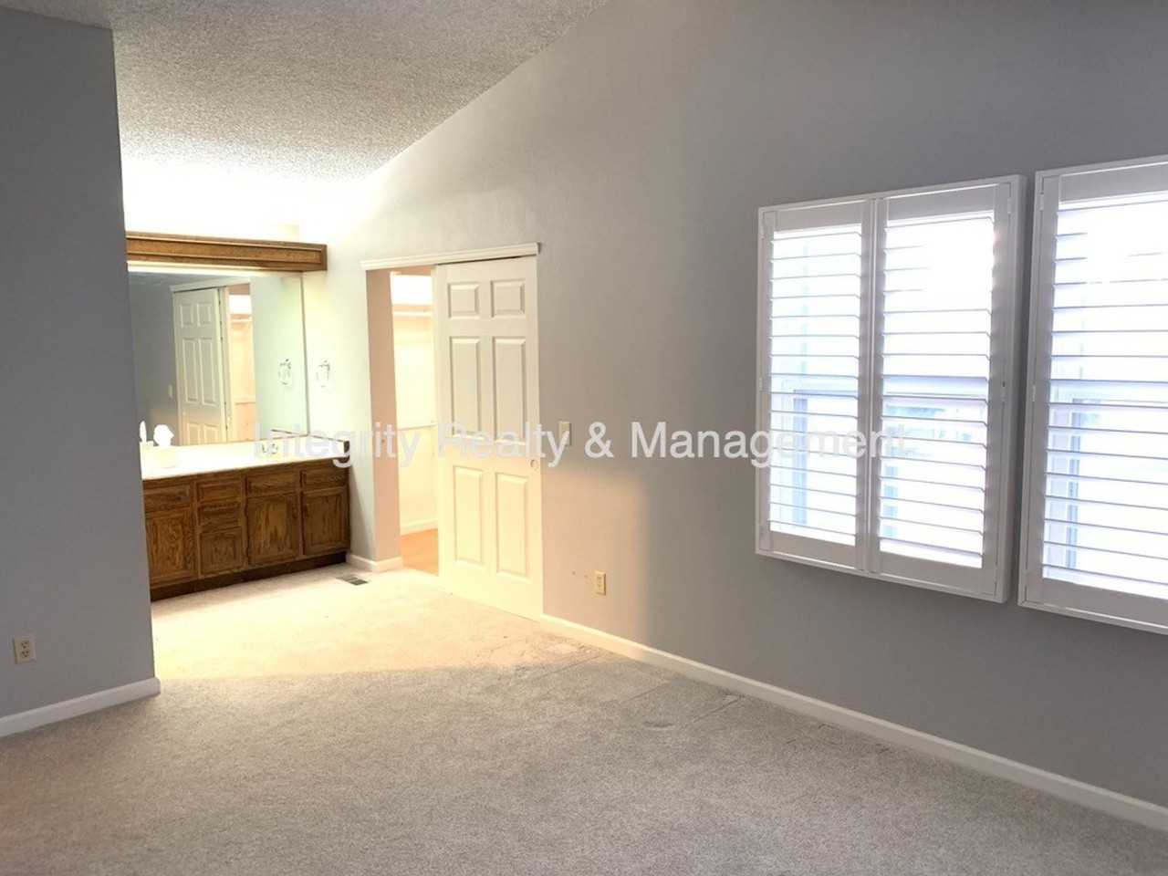 6418 S Hudson St - Photo 5 of 29