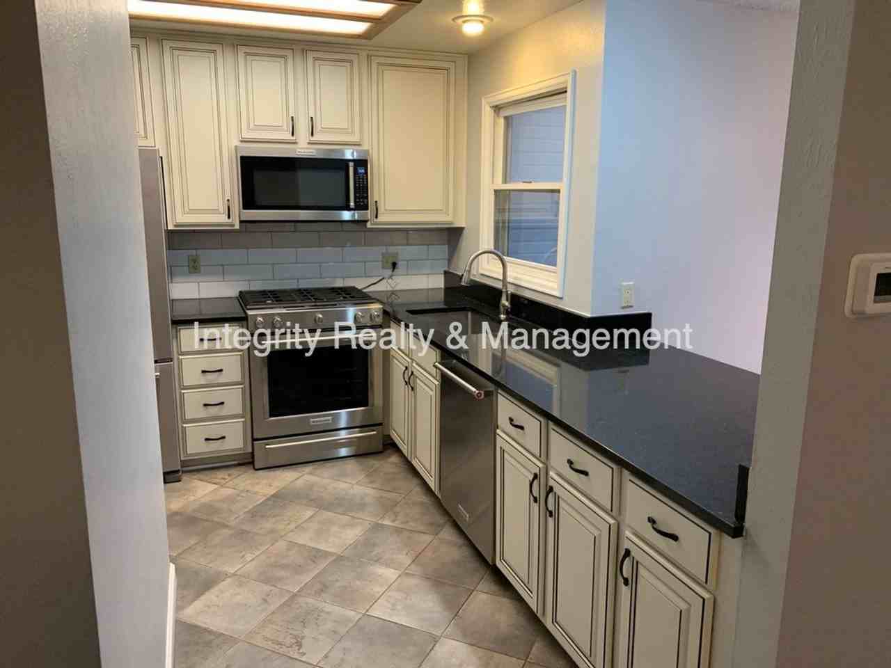6418 S Hudson St - Photo 7 of 29