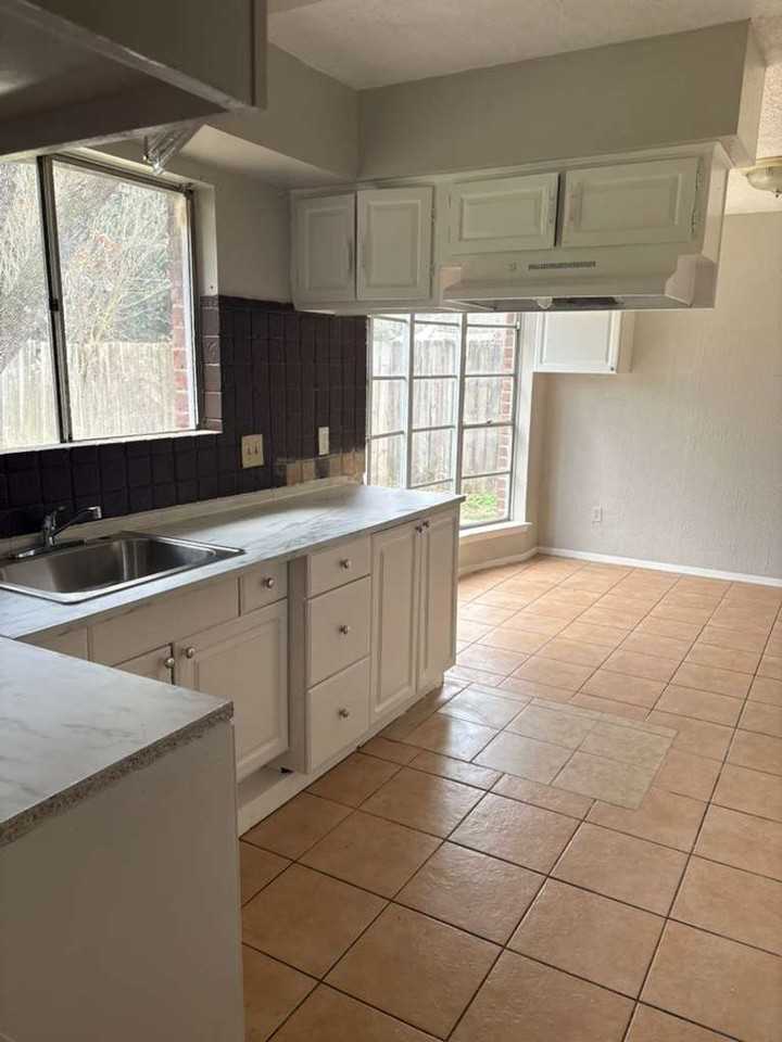6019 Victory Dr - Photo 6 of 10