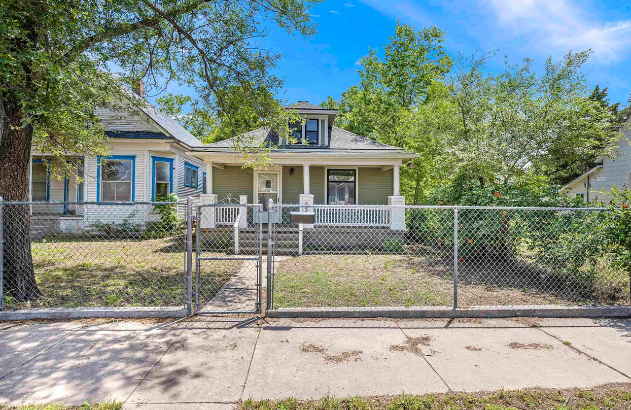 537 E Avenue B - Photo 2 of 26