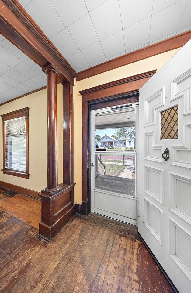 537 E Avenue B - Photo 3 of 26