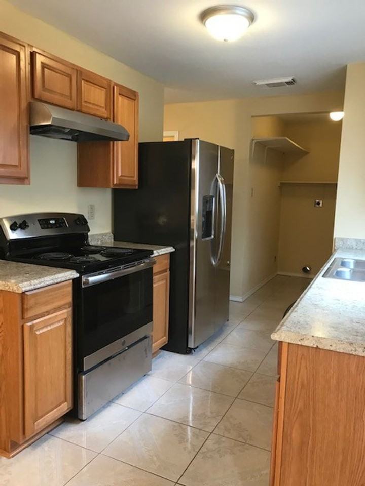 3716 Candlebrook Ln - Photo 7 of 23