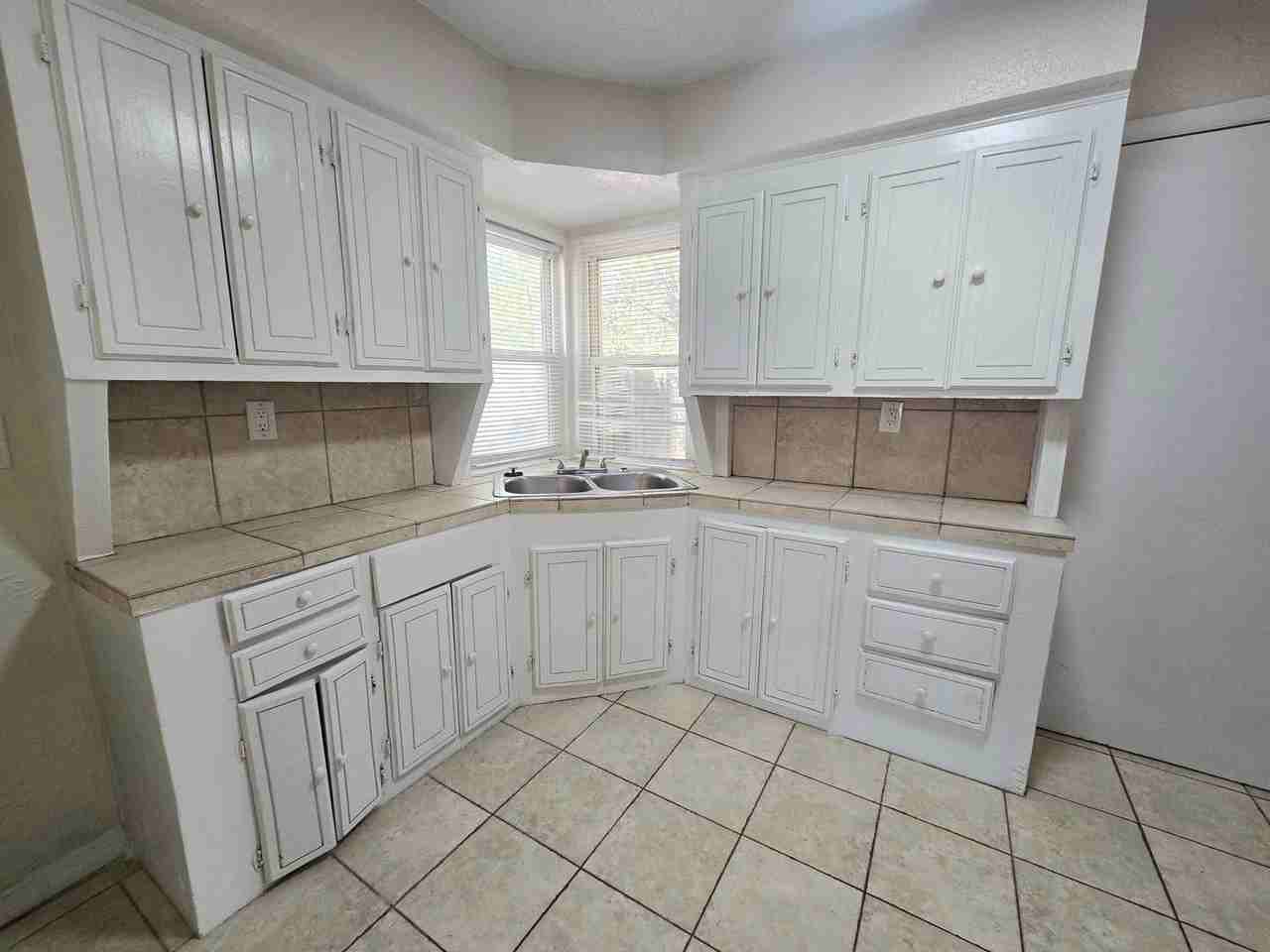 1129 Nw 82nd St - Photo 4 of 12
