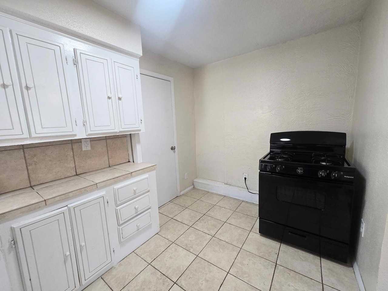 1129 Nw 82nd St - Photo 5 of 12