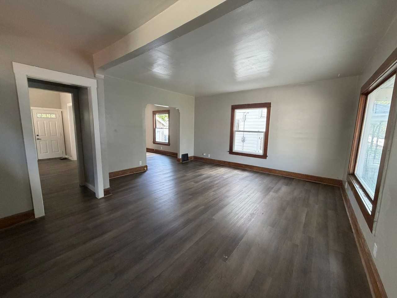 3946 Burnham Ave - Photo 3 of 15