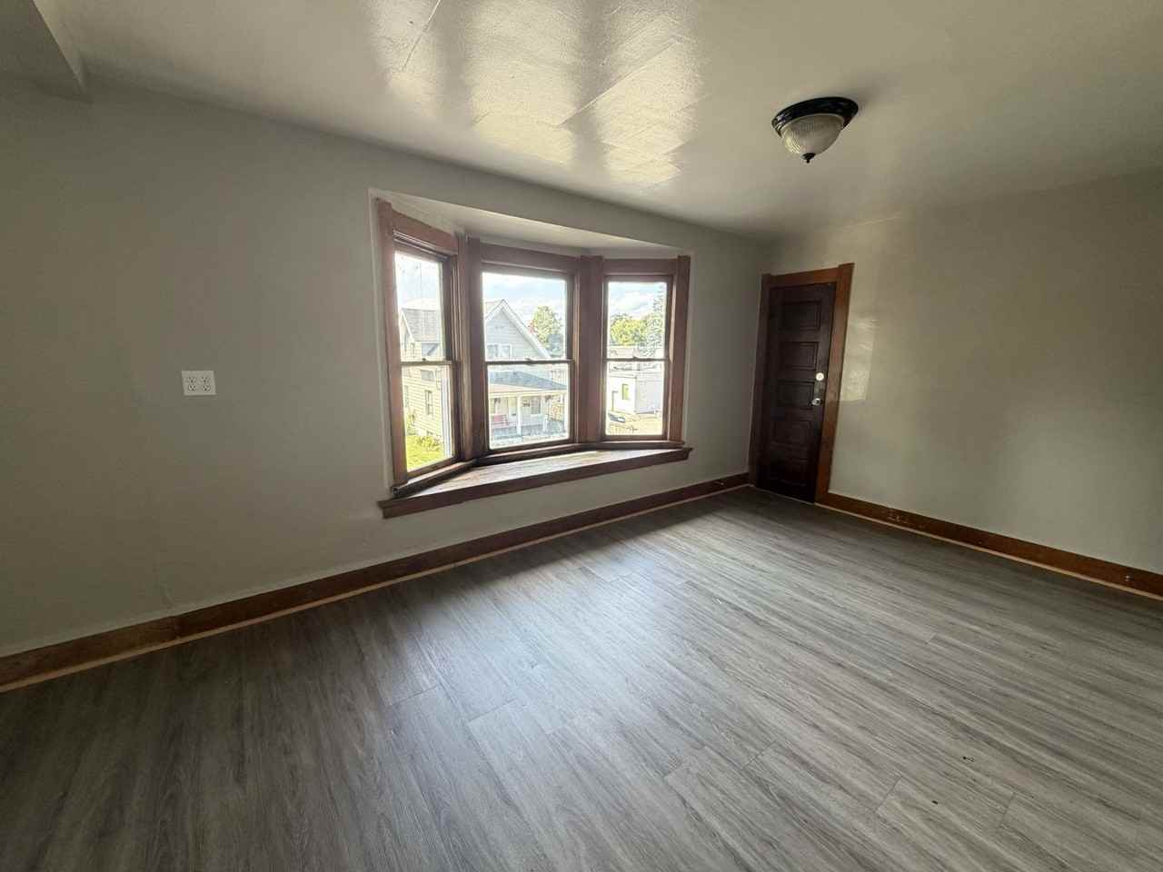 3946 Burnham Ave - Photo 4 of 15