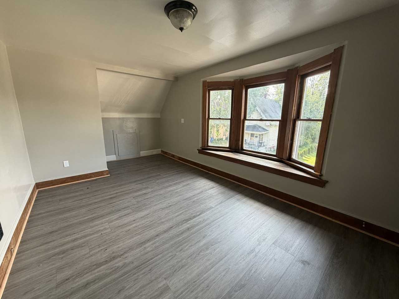 3946 Burnham Ave - Photo 6 of 15