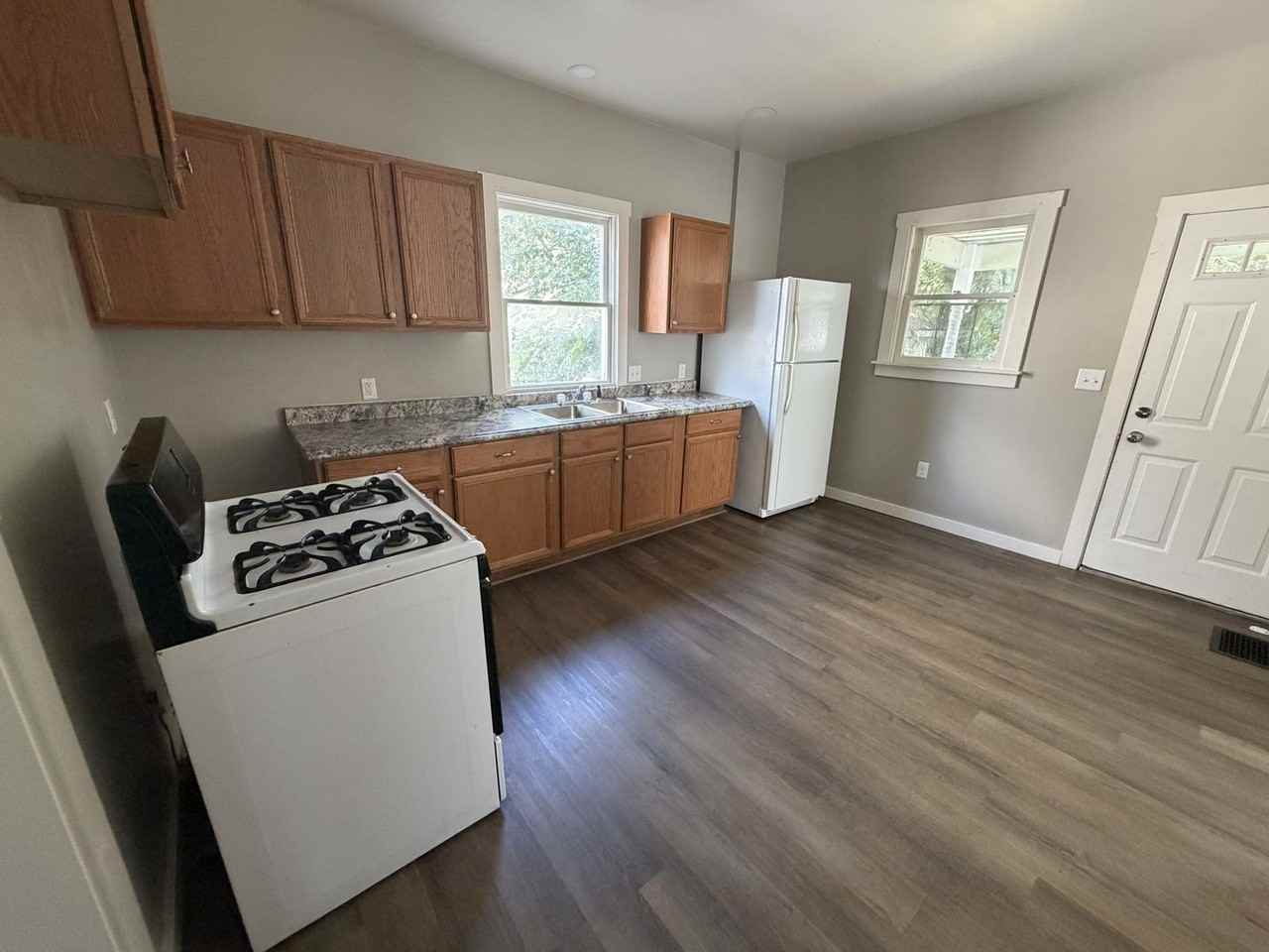 3946 Burnham Ave - Photo 7 of 15