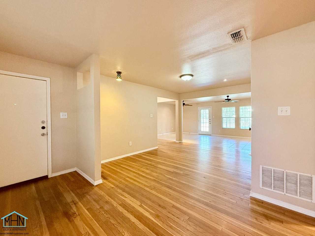 143 Marchmont Ln - Photo 3 of 16