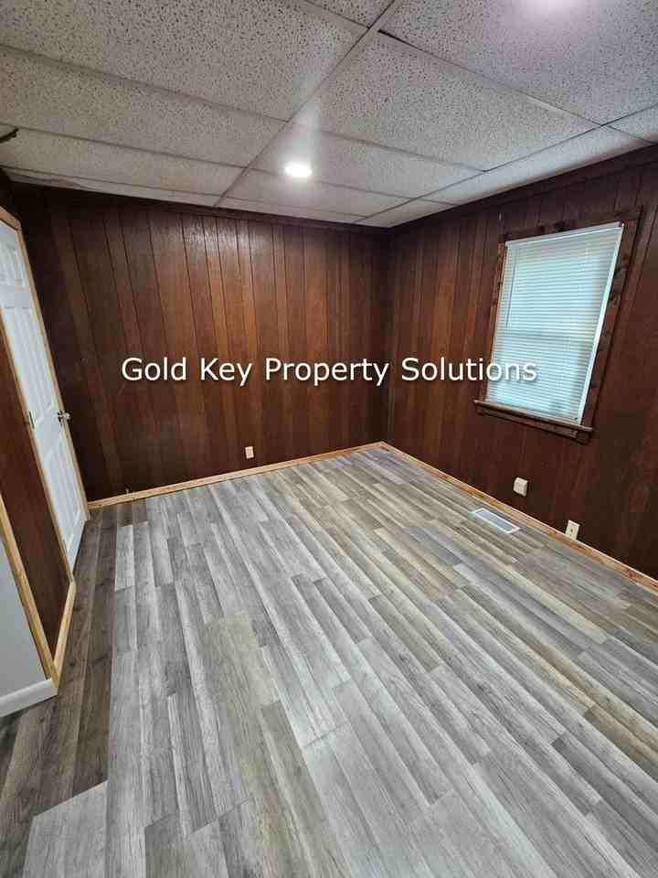 408 E 35th St - Photo 4 of 11