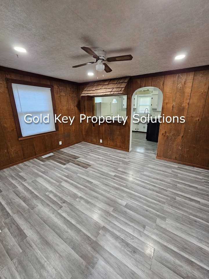 408 E 35th St - Photo 5 of 11