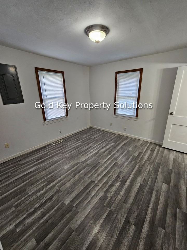408 E 35th St - Photo 6 of 11