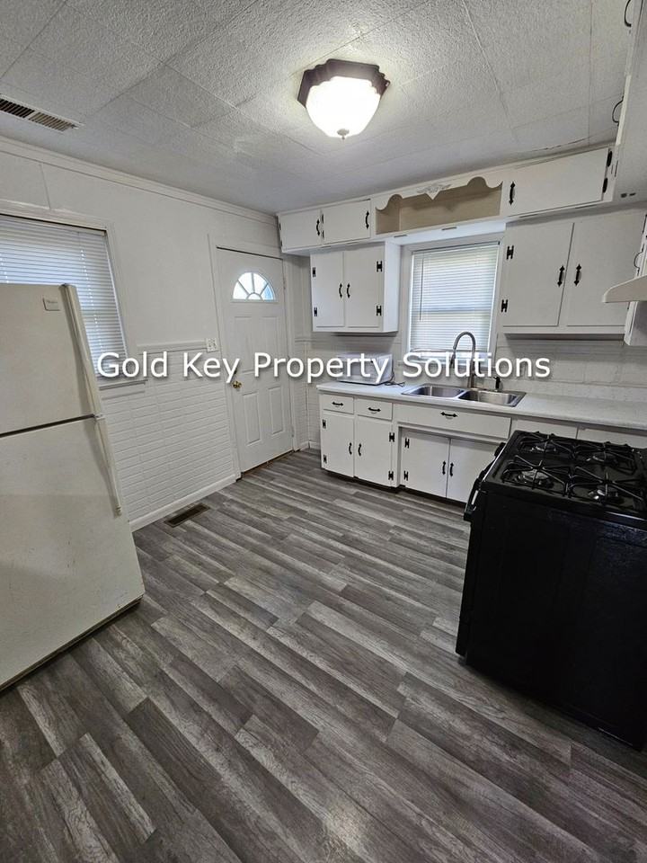 408 E 35th St - Photo 7 of 11