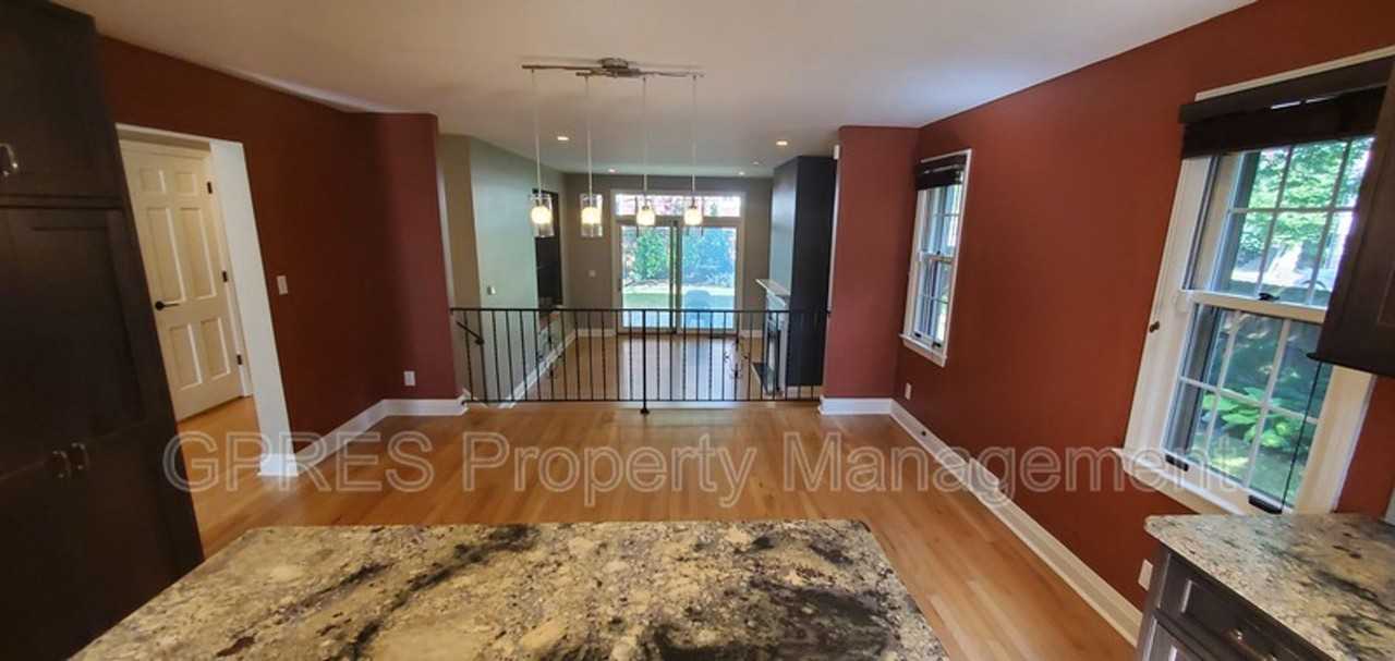 1404 Barnsdale St - Photo 3 of 24