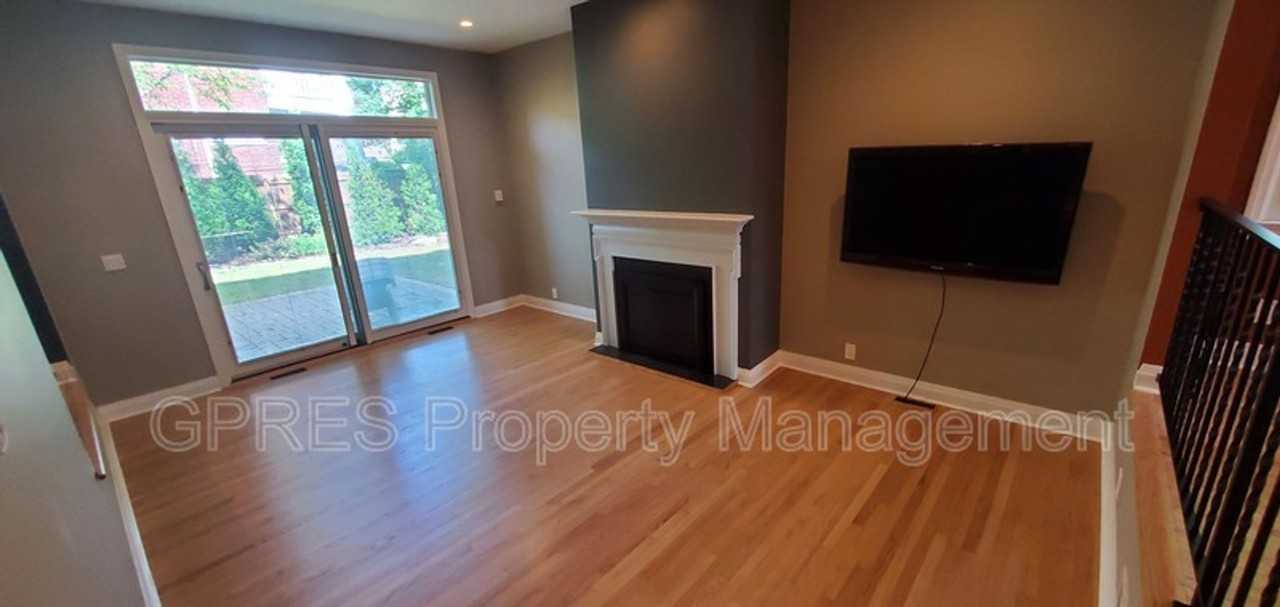 1404 Barnsdale St - Photo 4 of 24