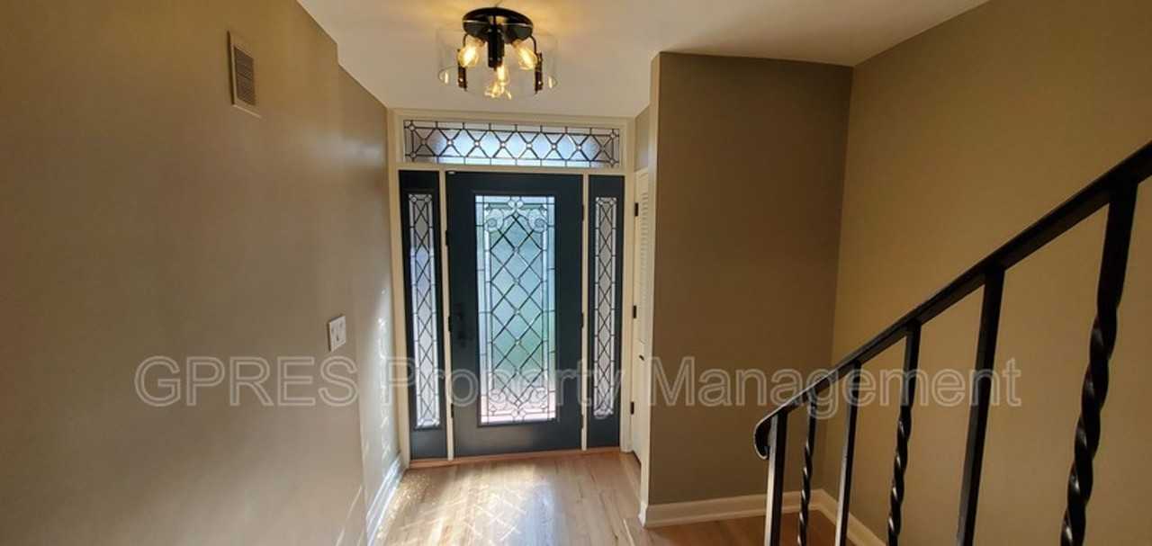 1404 Barnsdale St - Photo 5 of 24