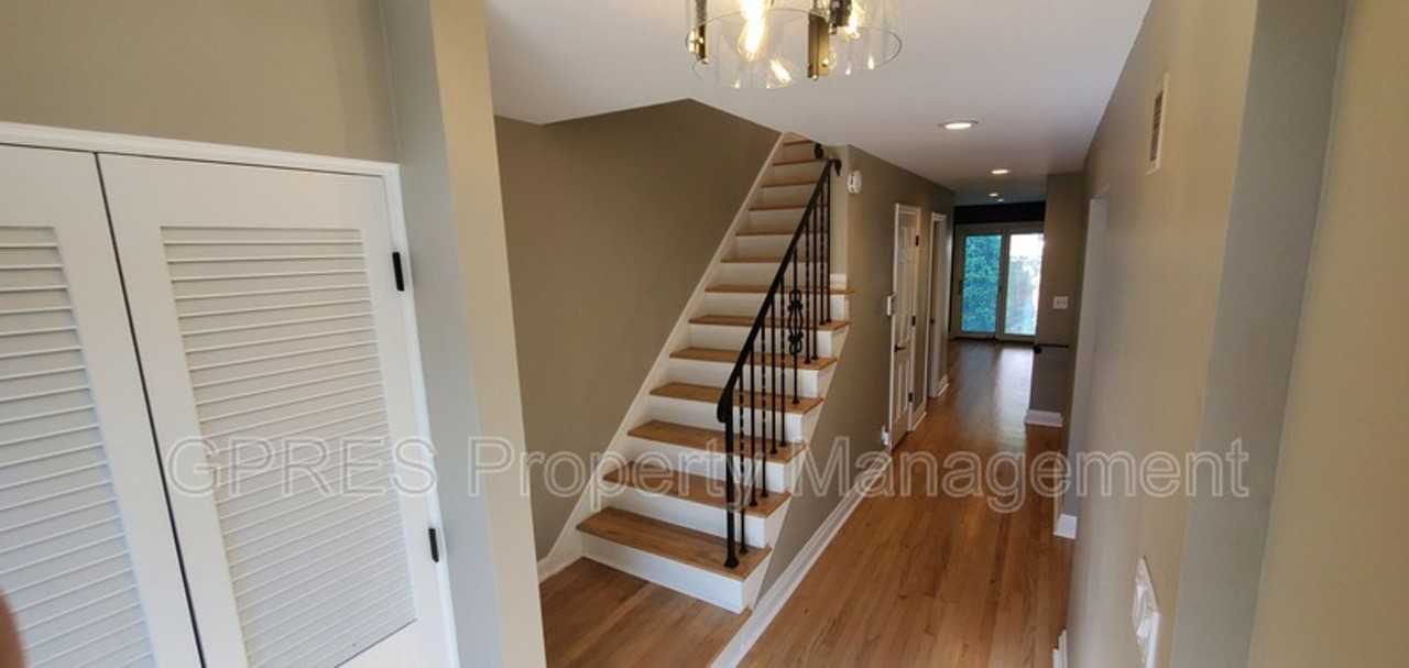 1404 Barnsdale St - Photo 6 of 24