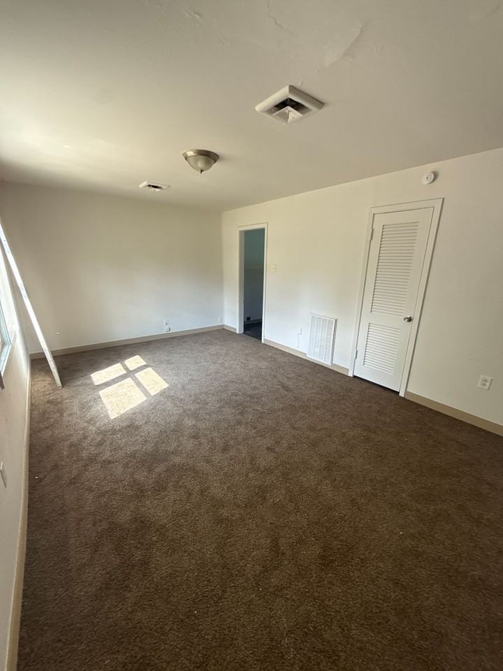 430 Se 36th St - Photo 4 of 9