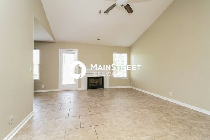 817 Winchester Close - Photo 4 of 17